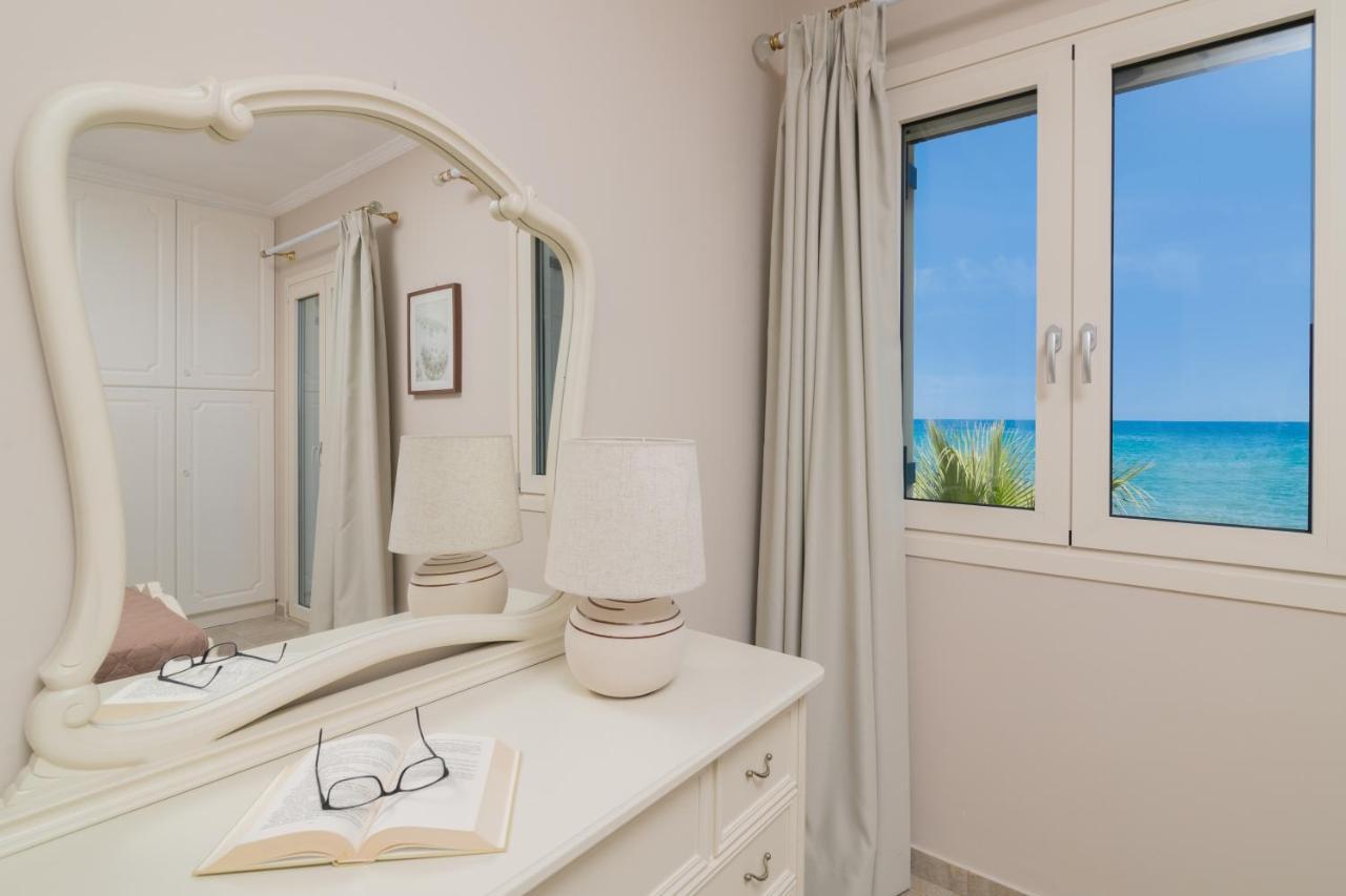 Villa Elizabeth - Seafront Classic Villa! Аргасі Екстер'єр фото