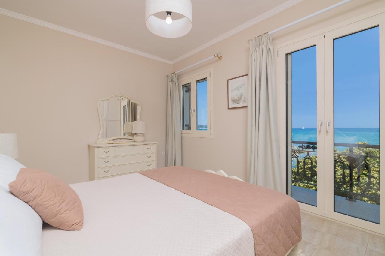 Villa Elizabeth - Seafront Classic Villa! Аргасі Екстер'єр фото