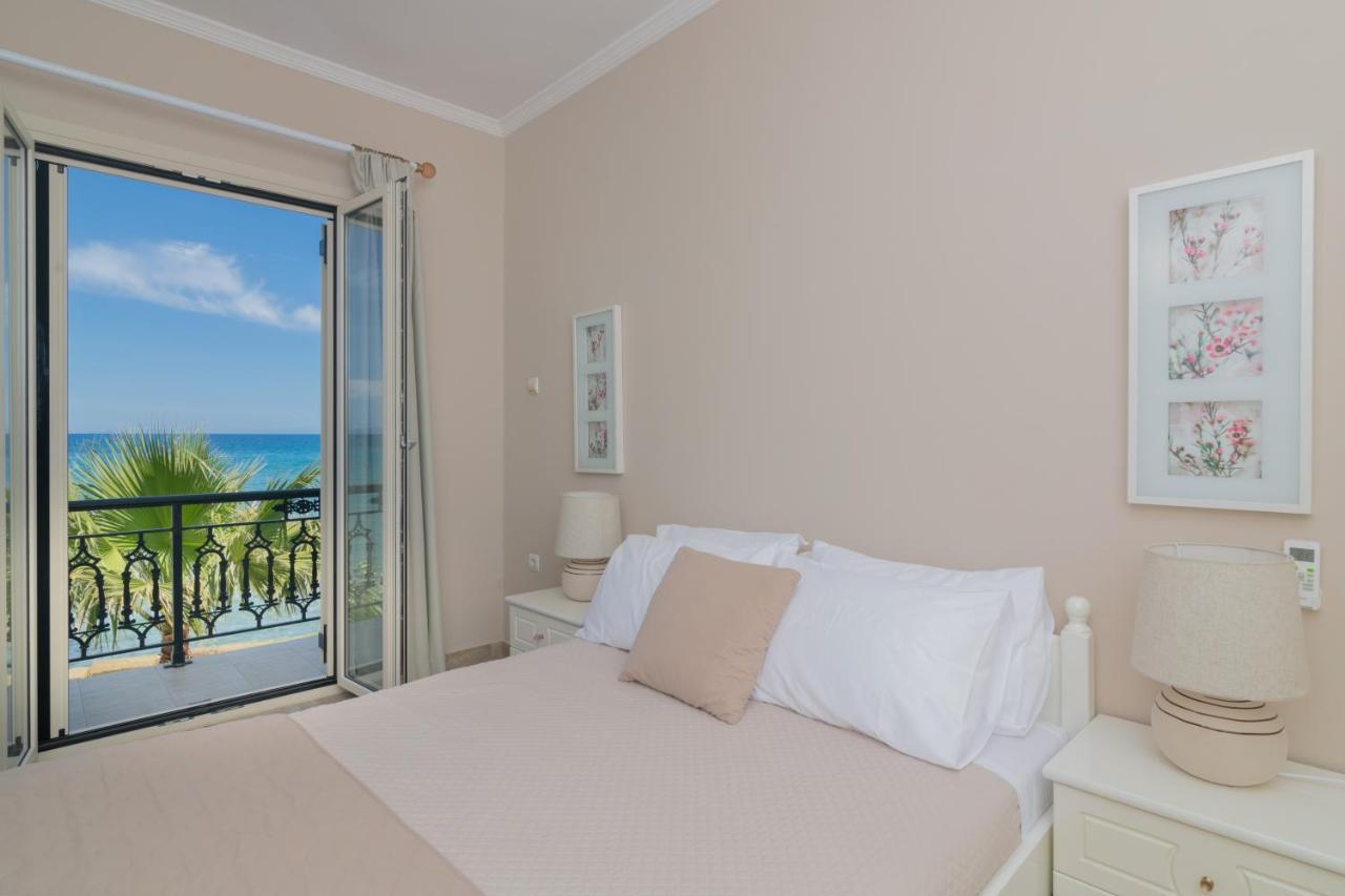 Villa Elizabeth - Seafront Classic Villa! Аргасі Екстер'єр фото