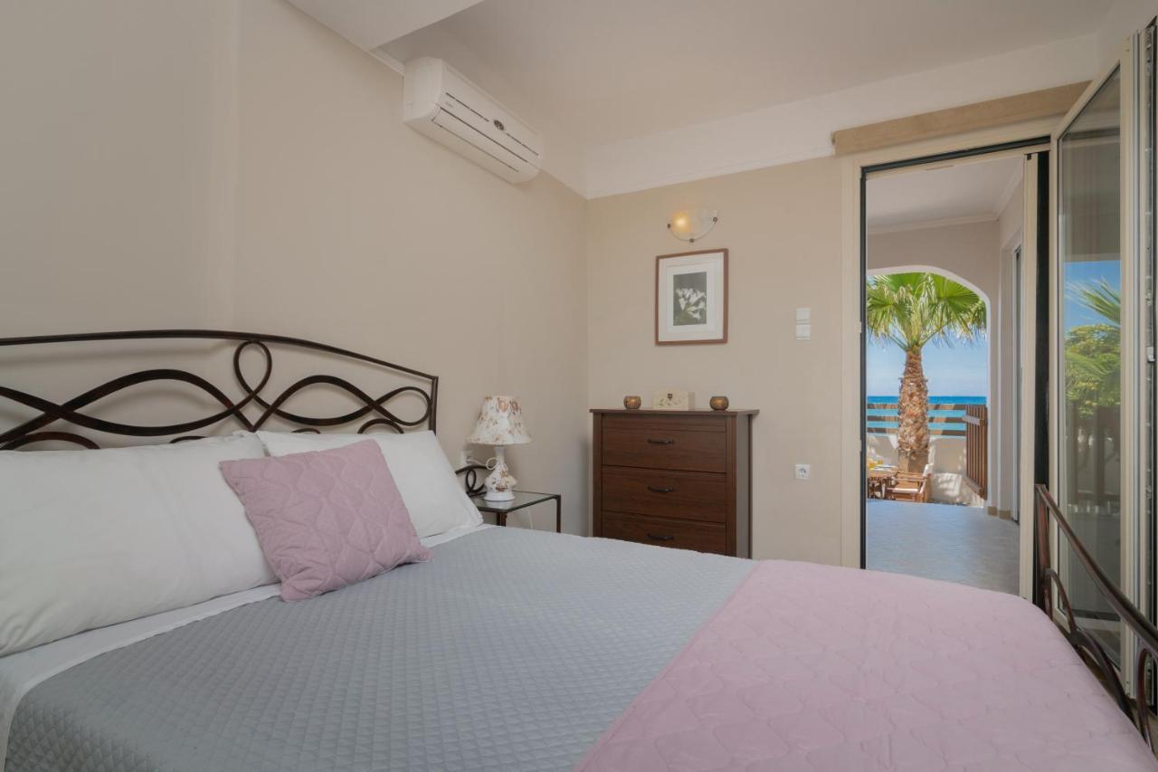 Villa Elizabeth - Seafront Classic Villa! Аргасі Екстер'єр фото