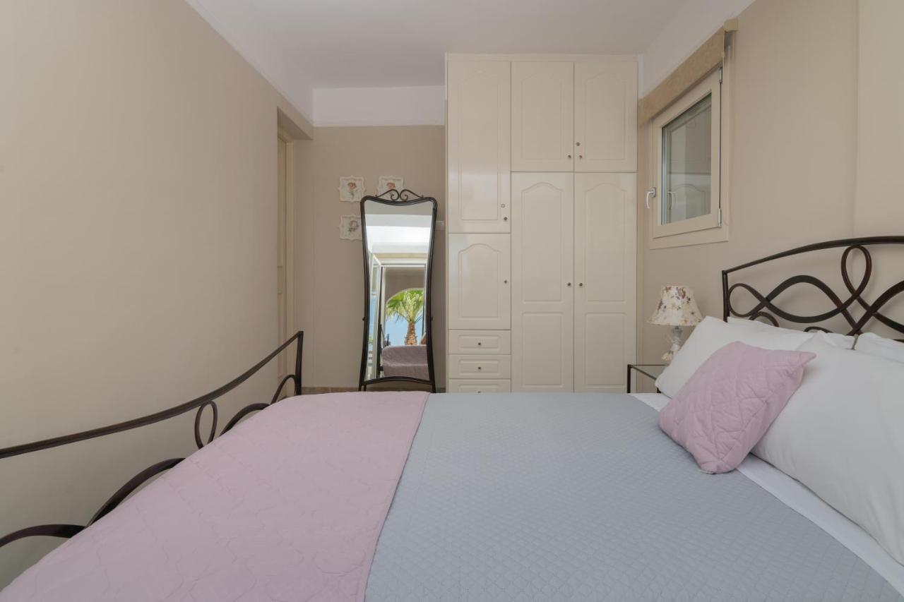 Villa Elizabeth - Seafront Classic Villa! Аргасі Екстер'єр фото