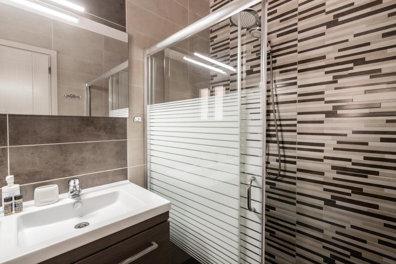 Villa Elizabeth - Seafront Classic Villa! Аргасі Екстер'єр фото