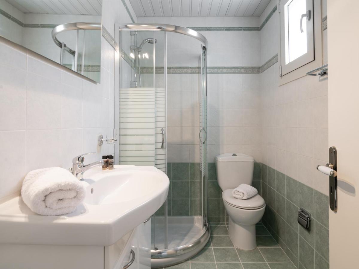 Villa Elizabeth - Seafront Classic Villa! Аргасі Екстер'єр фото