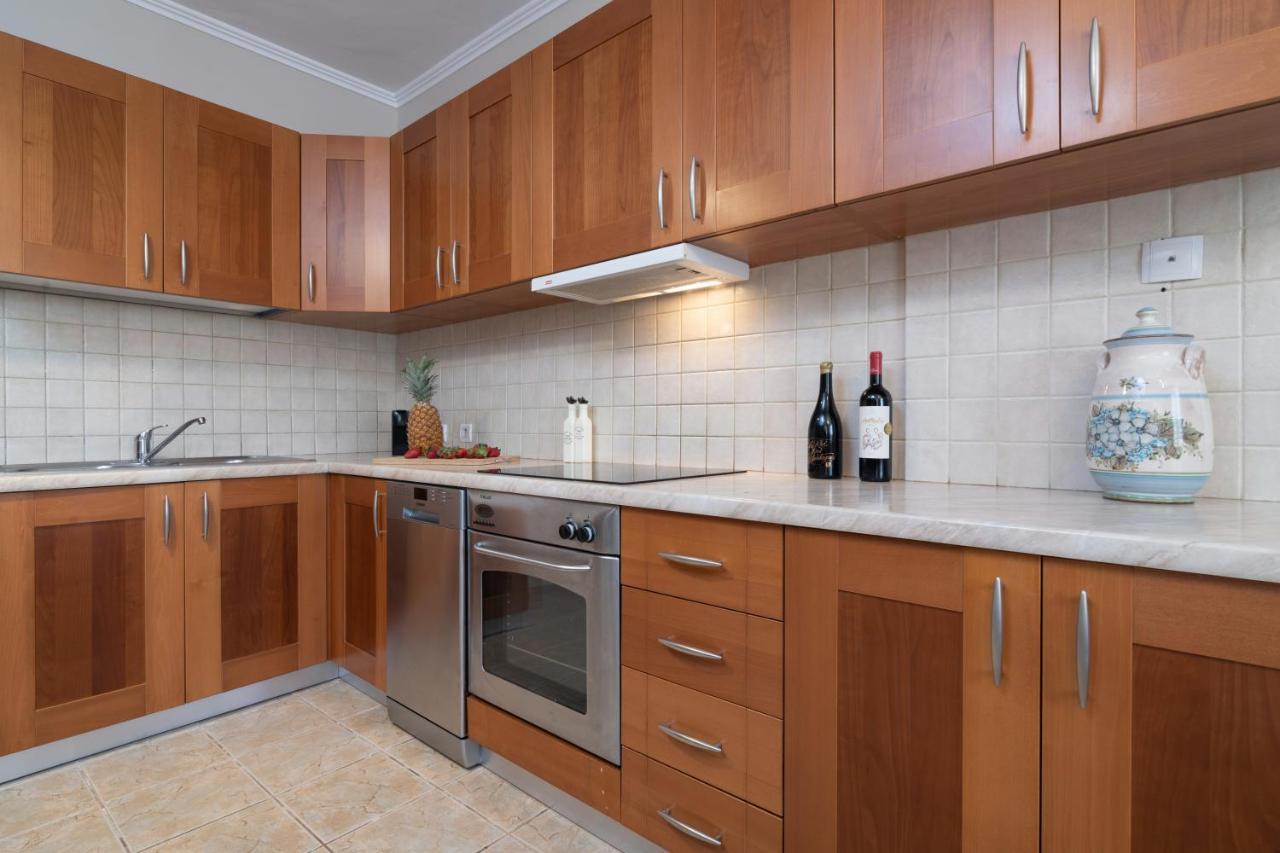 Villa Elizabeth - Seafront Classic Villa! Аргасі Екстер'єр фото