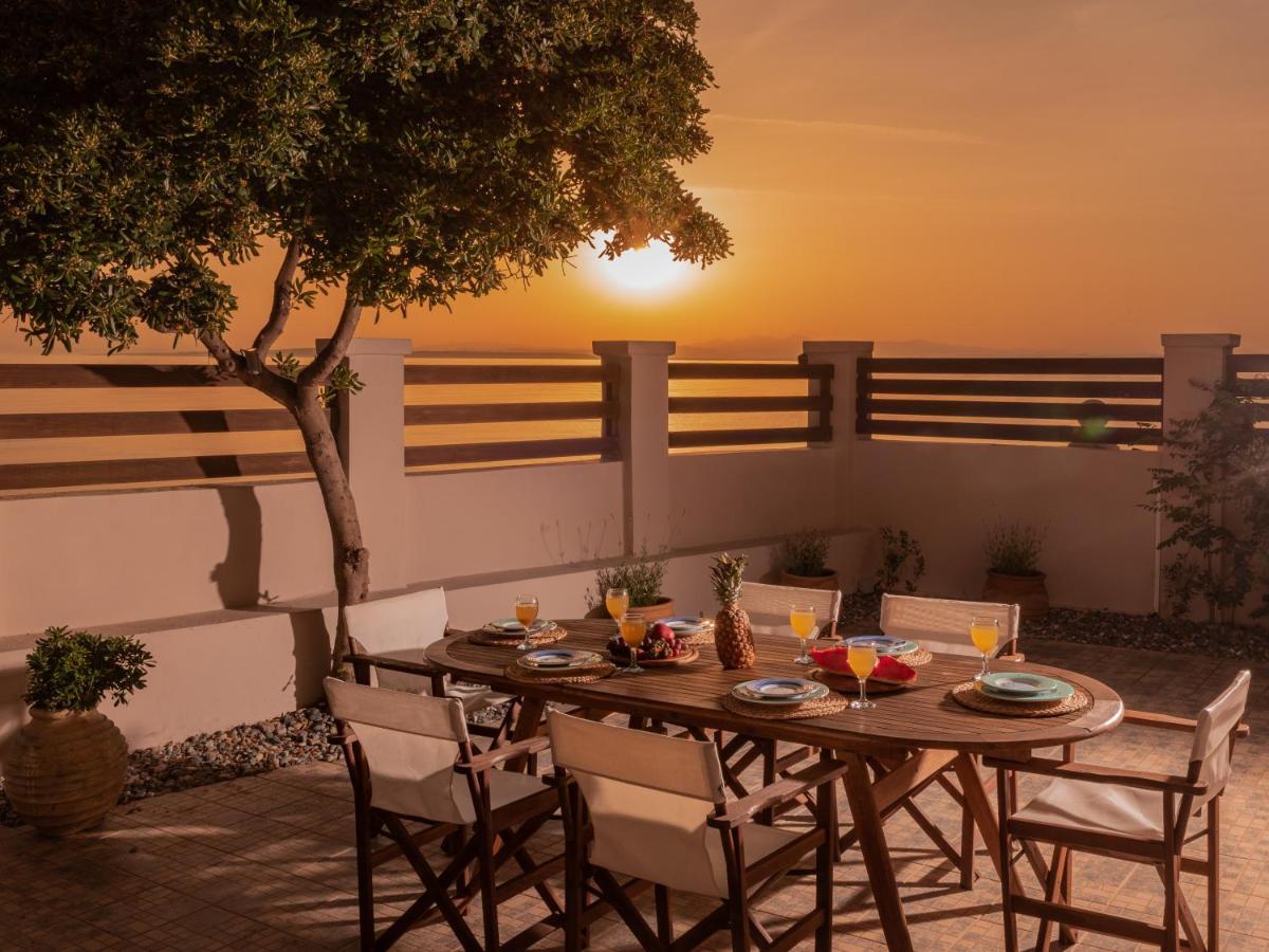 Villa Elizabeth - Seafront Classic Villa! Аргасі Екстер'єр фото